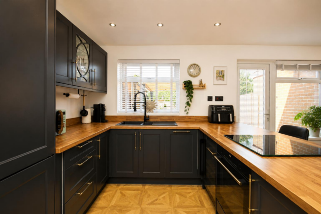 3 bed Semi-Detached for sale Image 6