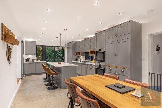 5 bed Detached for sale Image 7