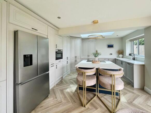 4 bed Detached for sale Image 7