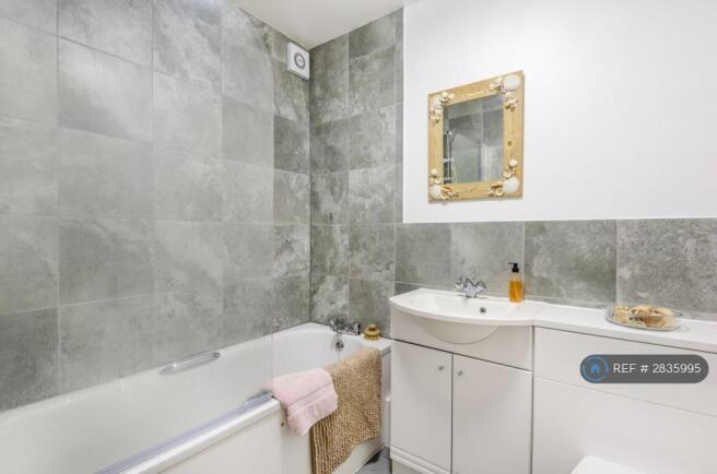 Modern Bathroom / Shower