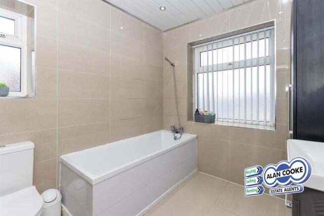 5 bed Semi-Detached for sale Image 6