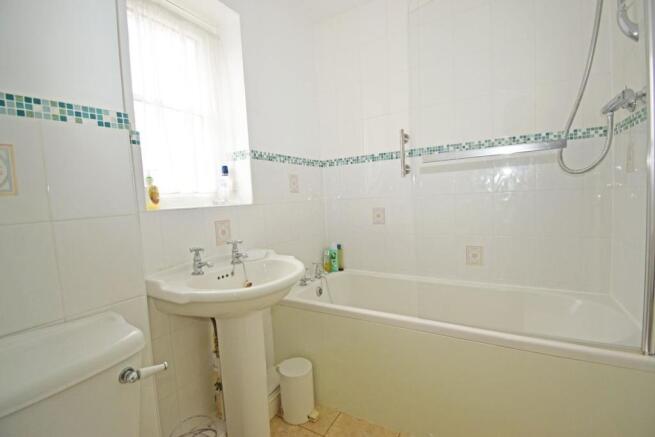 14 Paddock Close, bathroom.jpg