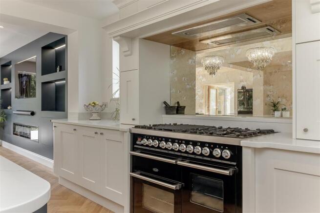 6 bed Detached for sale Image 9