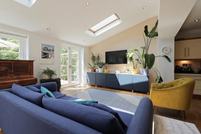 5 bed Semi-Detached for sale Image 9