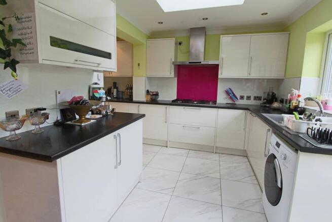 FITTED KITCHEN