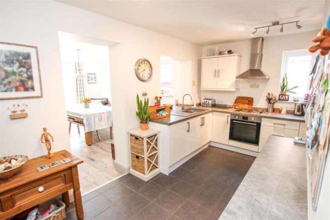 "L" SHAPED FITTED KITCHEN / BREAKFAST ROOM