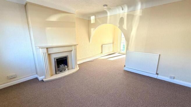 OPEN PLAN LOUNGE/DINING ROOM