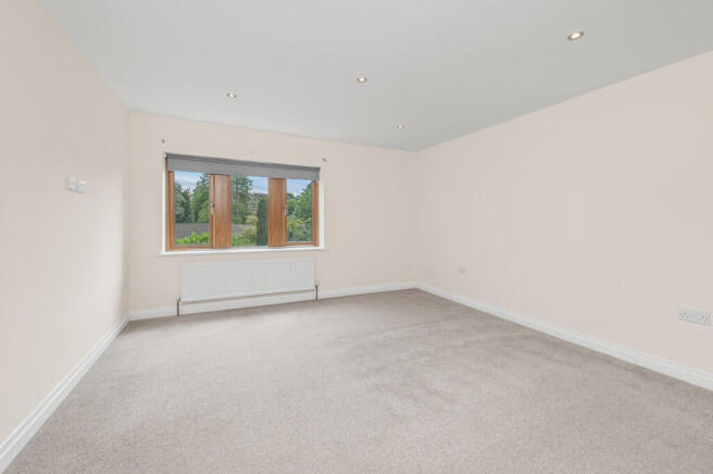5 bed Detached for sale Image 11