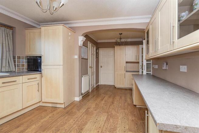 4 bed Detached for sale Image 8