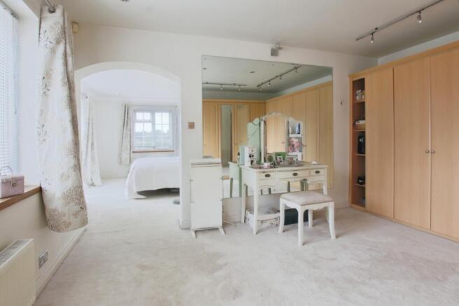 5 bed Detached for sale Image 11