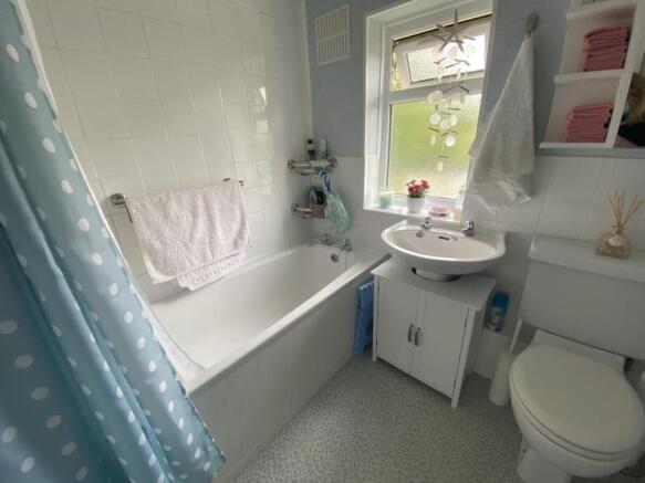 moat bathroom.jpg