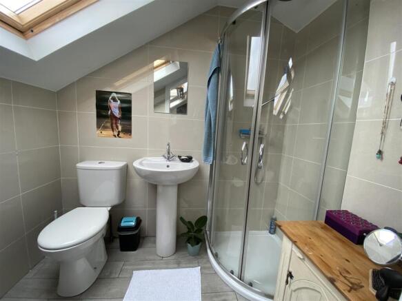 19da. bed 5 ensuite.JPG