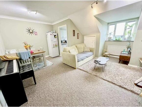 LOUNGE/DINING ROOM