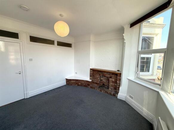 Lounge 1.JPG
