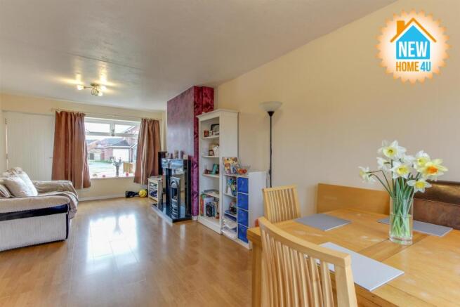 LOUNGE / DINING ROOM: