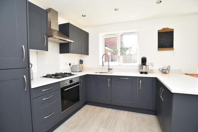 4 bed Detached to rent Image 7