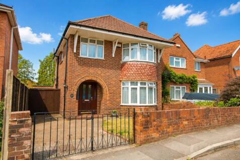 Guide Price £350,000-£375,000! No Forward Chain! Impressive Garden!