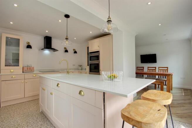 5 bed Detached for sale Image 5