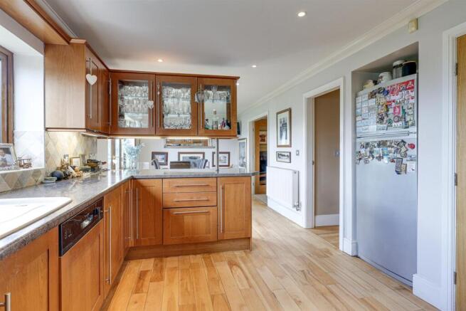 4 bed Detached for sale Image 10