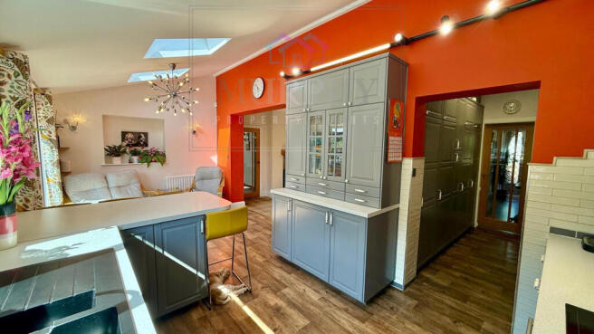 5 bed Detached for sale Image 11