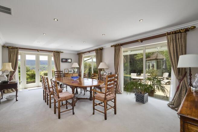 5 bed Detached for sale Image 9