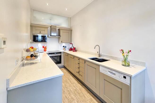 3 bed Apartment to rent Image 9