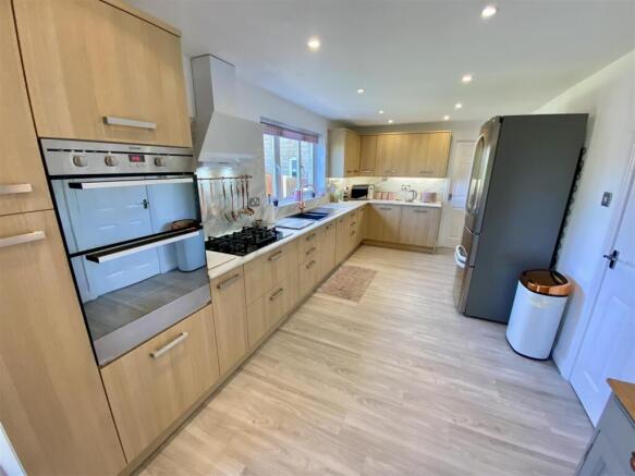 4 bed Detached for sale Image 9