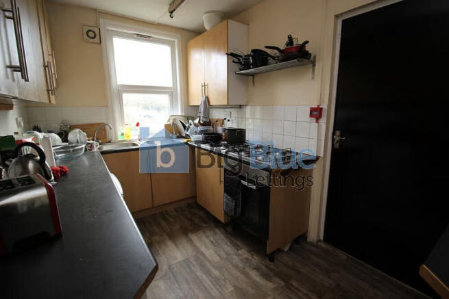 7 bed House to rent Image 8
