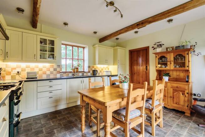 KITCHEN/DINING ROOM