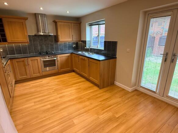 3 bed Town House to rent Image 6