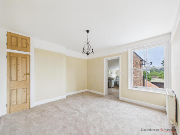 3 bed Terraced to rent Image 10