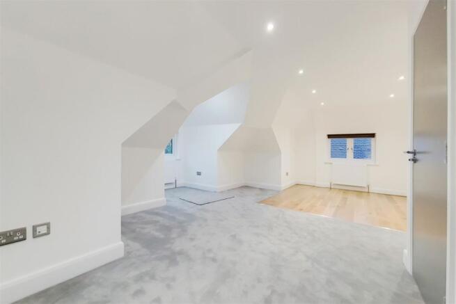 22_Main Bedroom-0.jpg