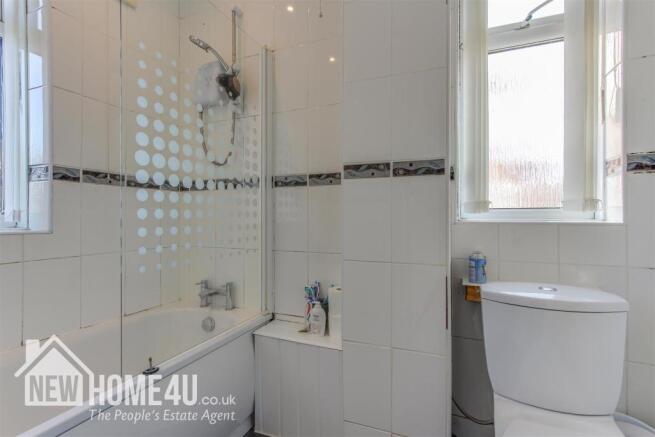 FAMILY BATHROOM: