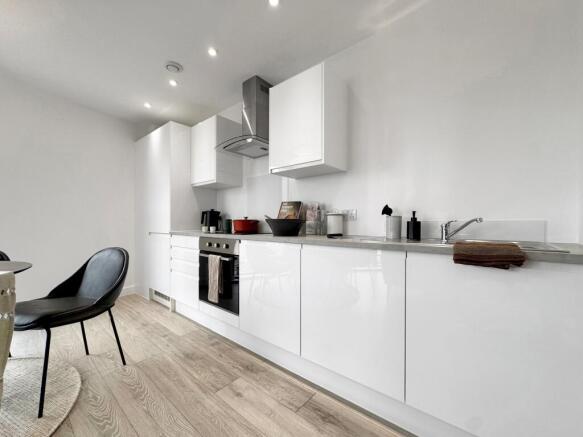 2 bed Apartment to rent Image 4