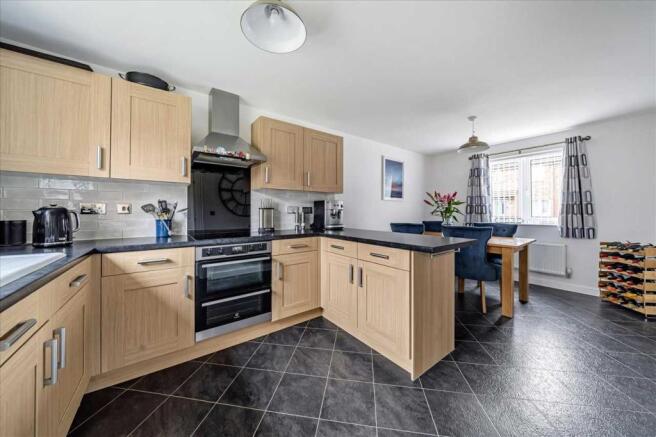 KITCHEN / DINING