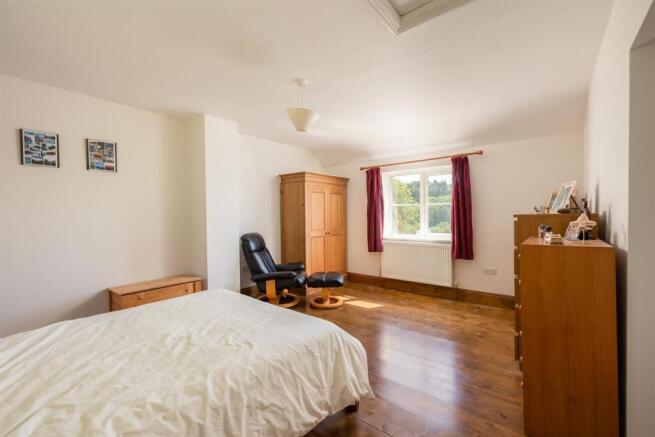 5 bed Detached for sale Image 11