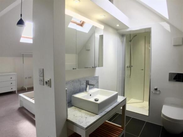 EN SUITE SHOWER ROOM