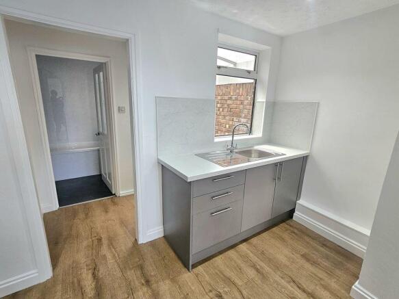 2 bed End of Terrace to rent Image 5