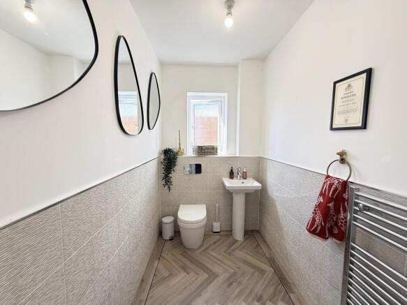 5 bed Detached for sale Image 8