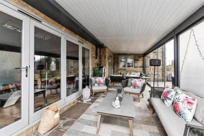 5 bed Detached for sale Image 8