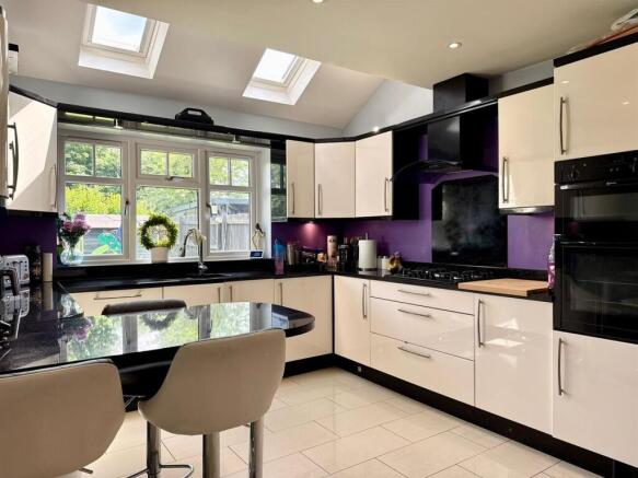 Kitchen (2).jpg