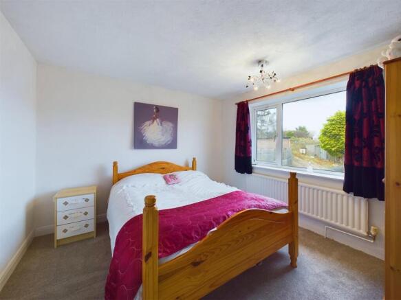 5 bed Detached for sale Image 6