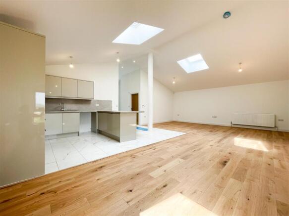 4 bed Semi-Detached to rent Image 6