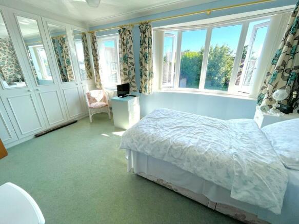 23 The Leas Bed1 ...