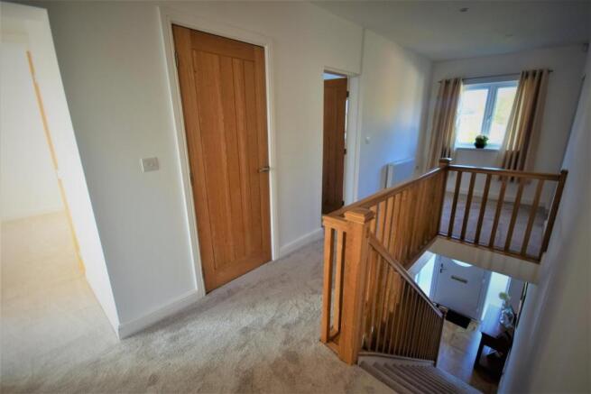 10 Wynnstay Lane Landing.JPG