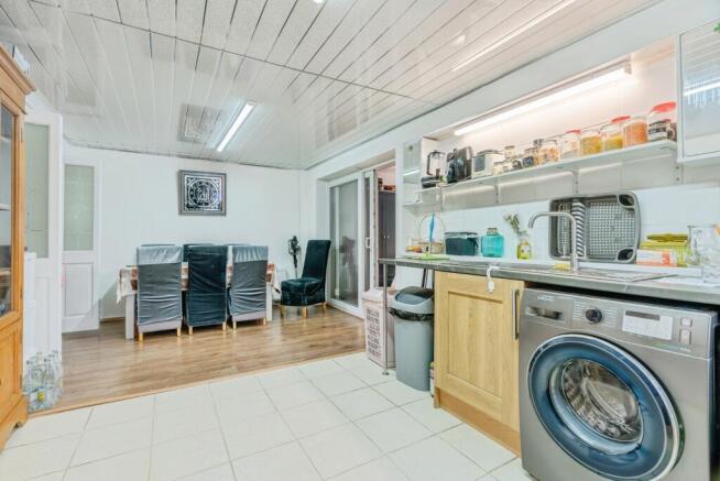 5 bed Semi-Detached for sale Image 8