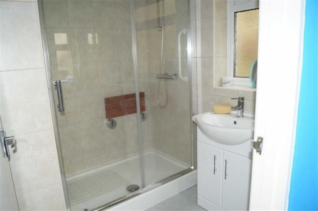 GROUND FLOOR SHOWER 