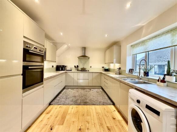 Westfield Avenue, Meltham, Holmfirth, HD9 5PY photo 4