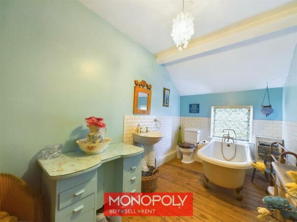 Family Bathroom 2nd Floor