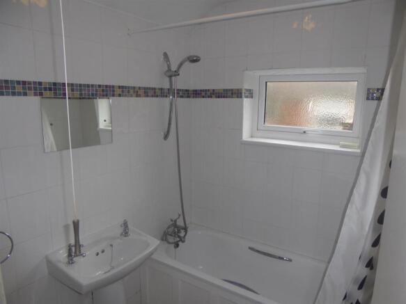 16 Connaught St  Bathroom.JPG